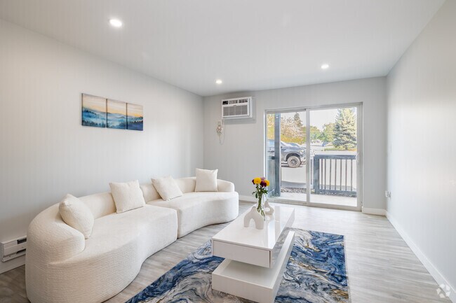 2 habitaciones, 2 baños - 975 pies cuadrados - East Blue/Gold - Sala de estar - Arvada Court Apartments - Utilities included!