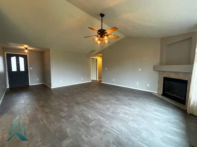 Building Photo - Updated 3 Bed 2 Bath Home