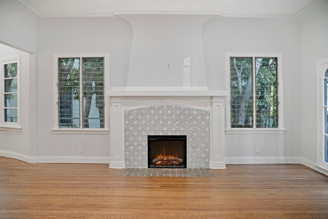 Building Photo - 813 S Detroit St