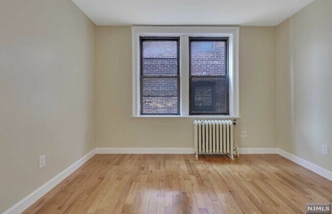 Building Photo - 527 34th St