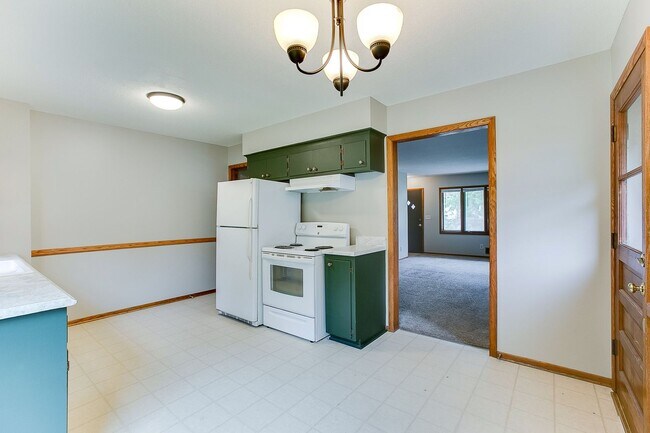Building Photo - Updated 3 Bedroom Duplex in Battle Creek