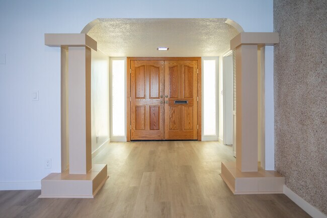 Foto del edificio - 11801 Rexford Rd