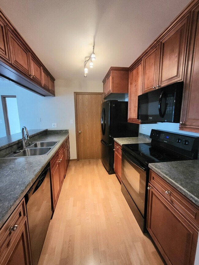 4310 W Shamrock Ln Unit 1C, McHenry, IL 60050 Condo for Rent in