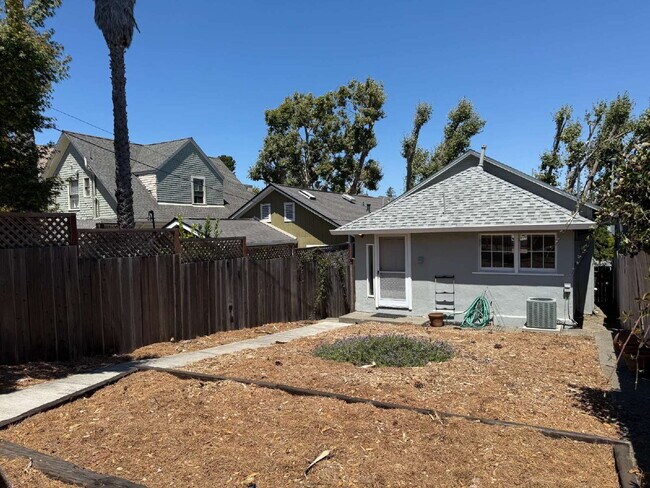 Foto del edificio - Charming 3-Bedroom Home with Yard – Conven...