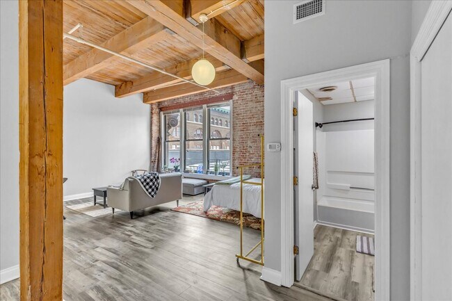 Building Photo - 304 W 8th St