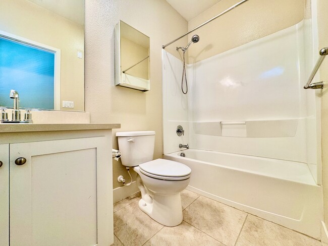 Building Photo - 1627 Centre Pointe Dr