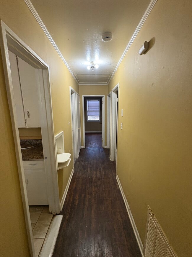 Building Photo - 622 6th St