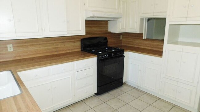 Building Photo - Spacious 3 Bedroom Home w/Fenced Yard!
