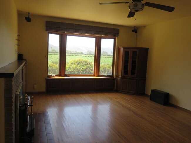 Building Photo - 2bd/2ba + 1bd/1ba country living home