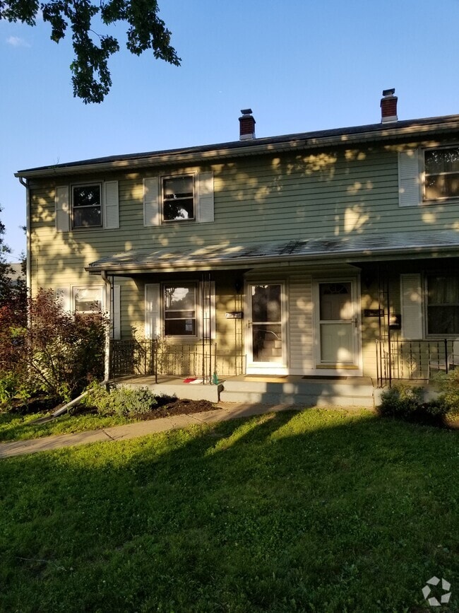 Building Photo - 104 Kenosha St
