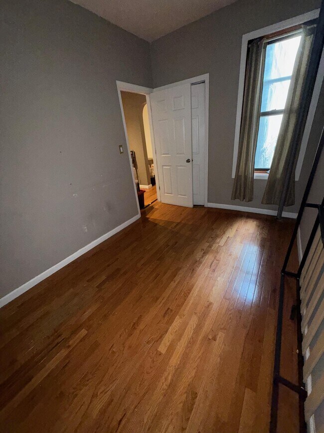 Foto del edificio - 415 E 187th St