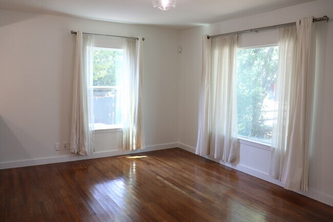 Foto del edificio - 713 E 45th St