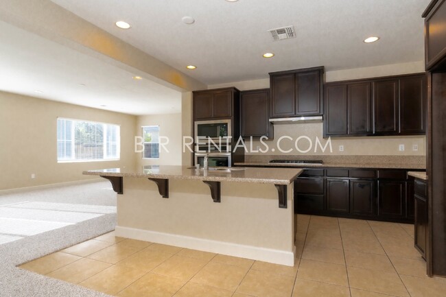 Foto del edificio - Spacious 4-Bed, 3-Bath Home with a Beautif...