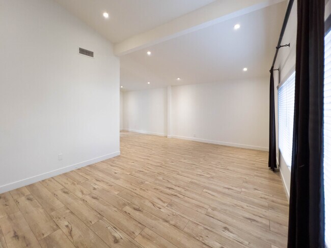 Building Photo - 12585 Byron Ave