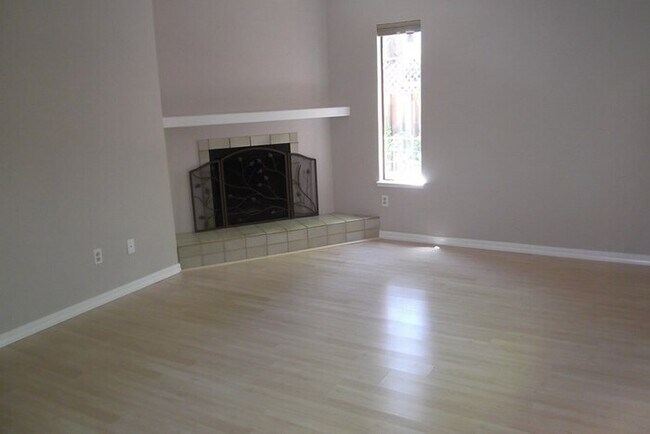 Building Photo - 458 Westcliffe Pl