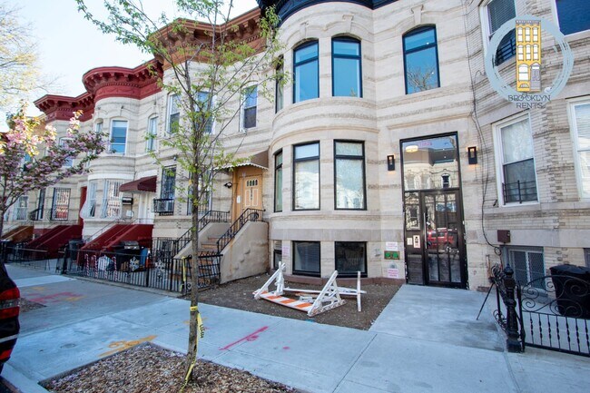 Foto del edificio - 358 Weirfield St