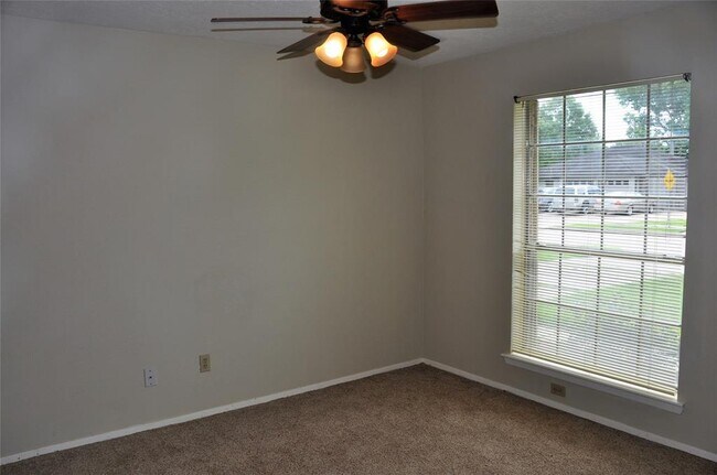Building Photo - 1101 W Castlewood Ave