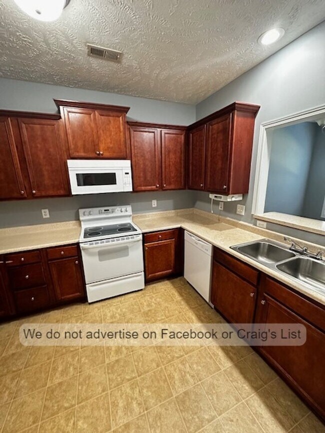 Foto del edificio - Candlewick Townhomes- Candlelight Drive