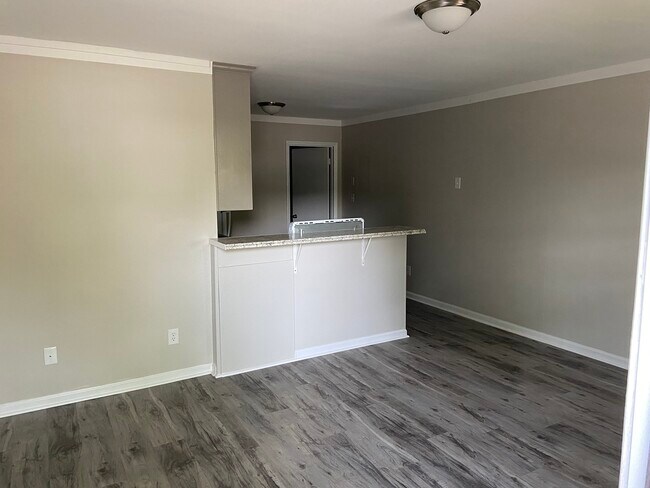 Building Photo - 310 Myrtle Ave