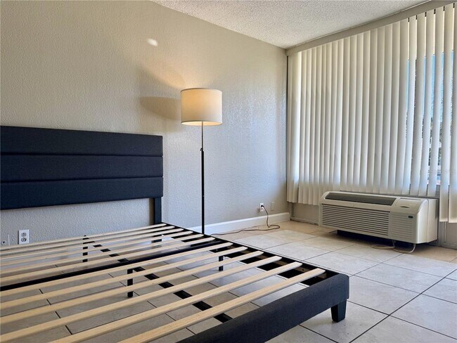 Foto del edificio - 7900 S Orange Blossom Trail