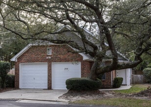 Building Photo - 206 Parkwood Cir