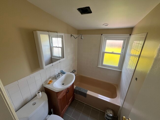 Building Photo - 615 Floral Pl