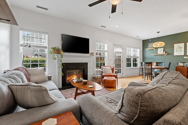 Foto del edificio - Lovely 3BR Townhome with Hardwood Floors a...