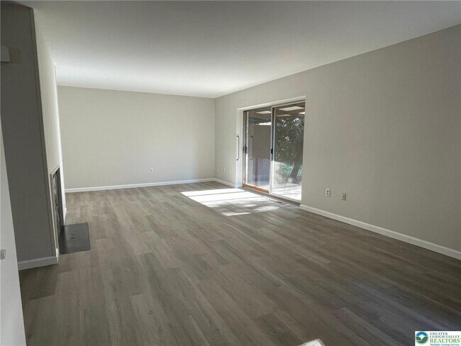 Foto del edificio - 328 Carver Dr