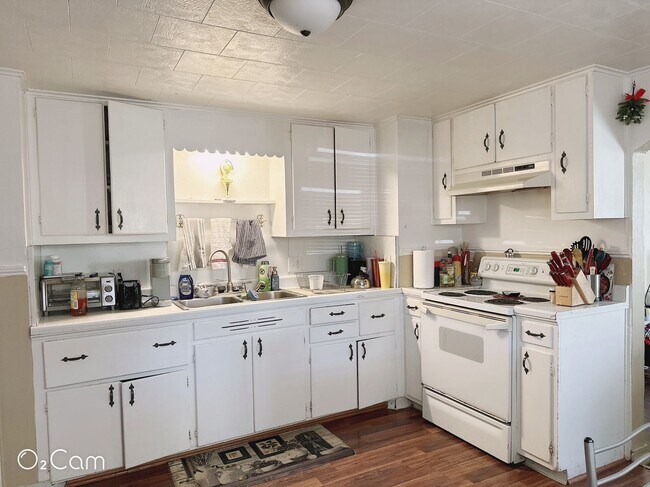 Kitchen - 2320 W Euclid Ave