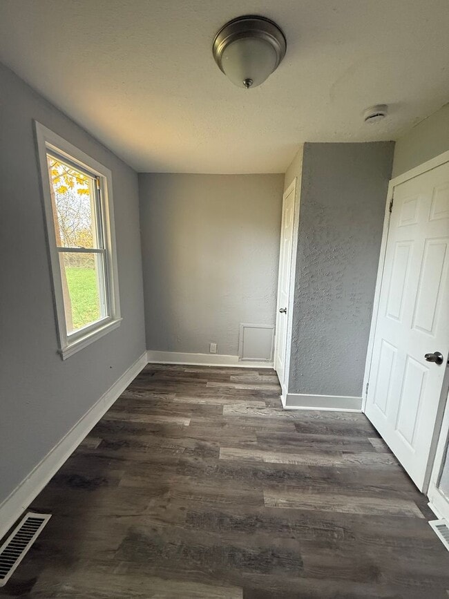 Building Photo - 4bd Single Section 8