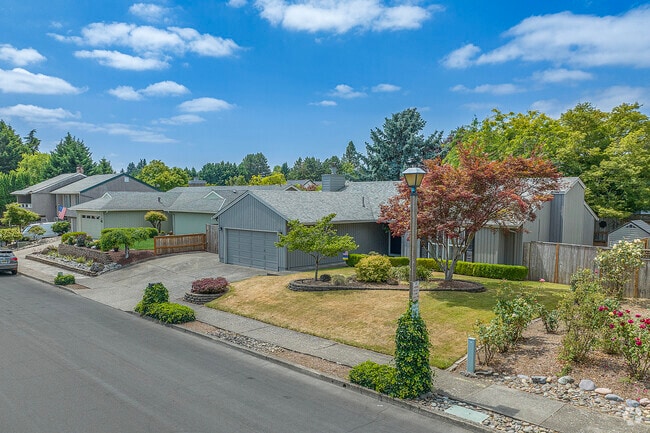 Row of Rancher and Split-Level homes in the Downtown Tigard neighborhood.