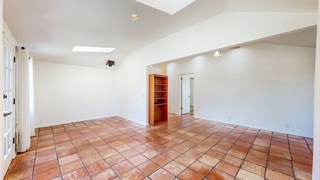 Building Photo - 7470 Mirabel Rd