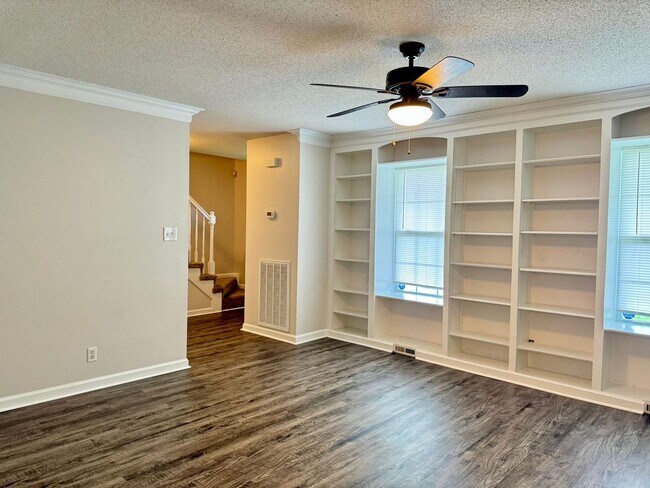 Foto del edificio - Great Location!!3 Bed/2.5 Bath near exit 1...