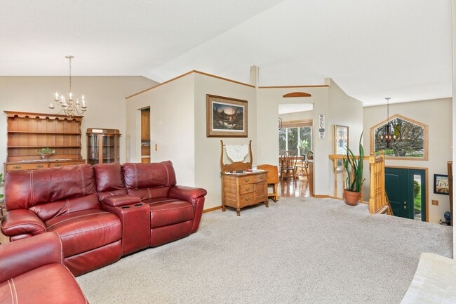 Building Photo - Spacious Home, 6bd, 3ba, 2 levels, 2 kitch...