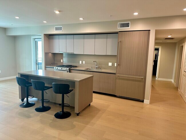 Building Photo - 39 S Los Robles Ave