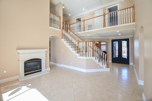 Foto del edificio - 5835 Stratford Gardens Dr