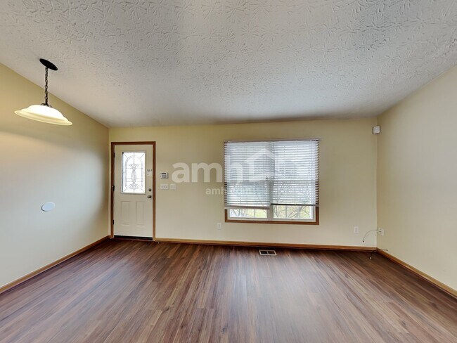 Foto del edificio - 7786 Waggoner Chase Blvd