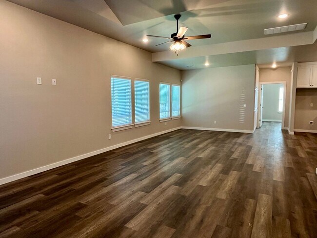 Building Photo - Large 1 Bed, 1 Bath in Beautifully Well-Maintained Neighborhood!! New Construction!!