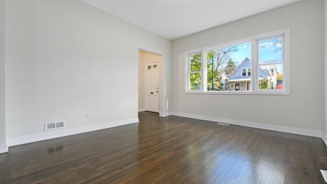 Building Photo - 3 bedroom in Chicago IL 60618