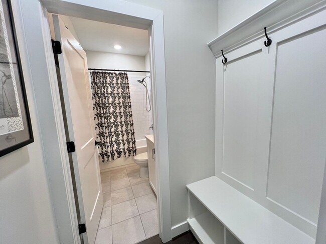 Foto del edificio - Stunning 3BD, 3.5BA Raleigh Townhome in a Walkable Community Near Tons of Shopping and Dining Opt...