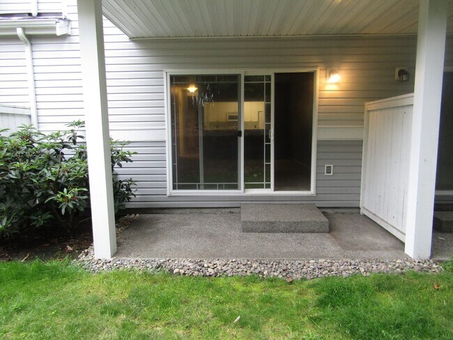 Building Photo - 2 Bed 2.5 Bath Townhouse with Lake access