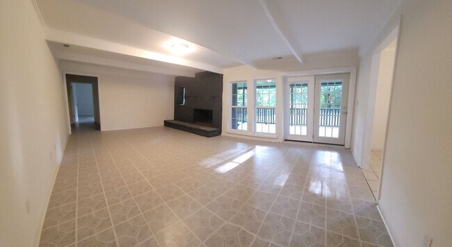 Building Photo - 753 Maple Grove St