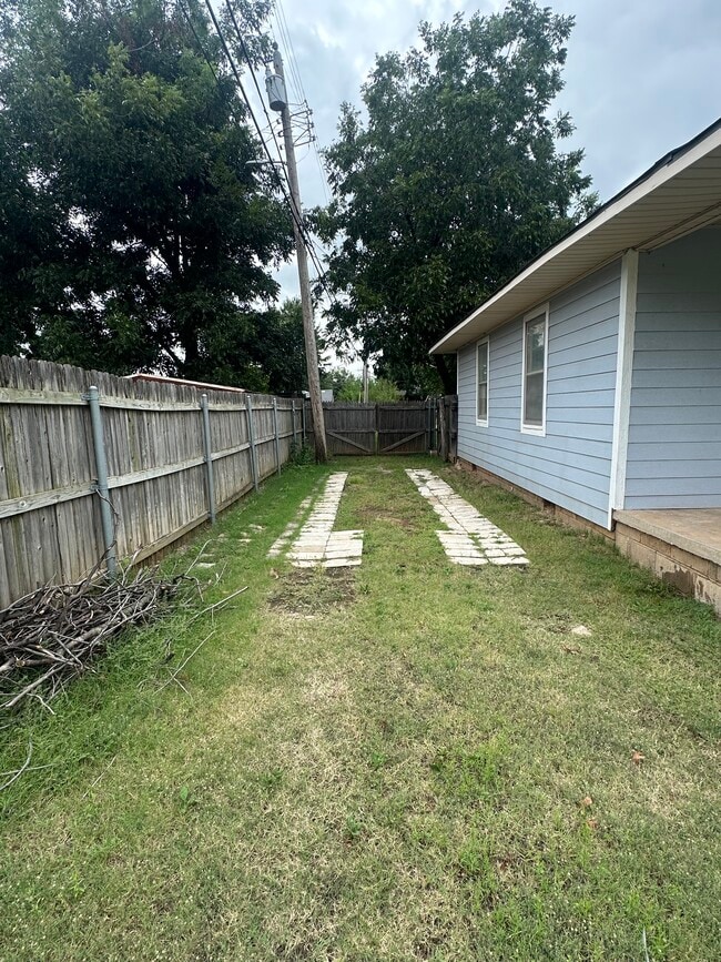 Additional parking on south side of house; double gate entry to backyard - 5103 N Beaver Ave