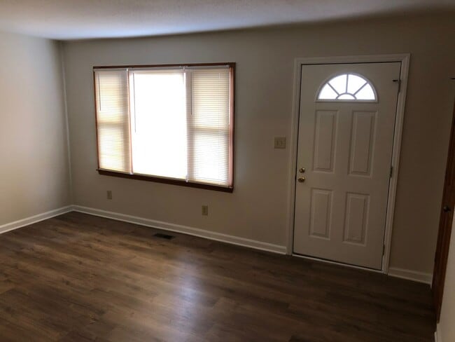 Building Photo - 3 Bedroom Ranch Style  House With Carport ...