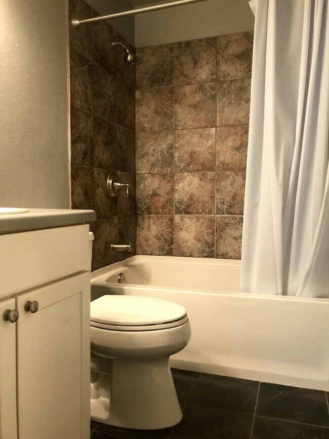 Foto del edificio - Bright and Sunny 2-Bedroom/2-Bathroom for ...