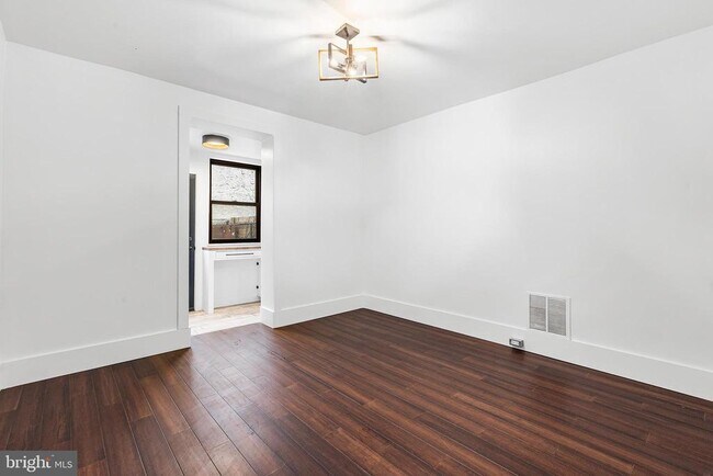 Building Photo - 2549 Collins St