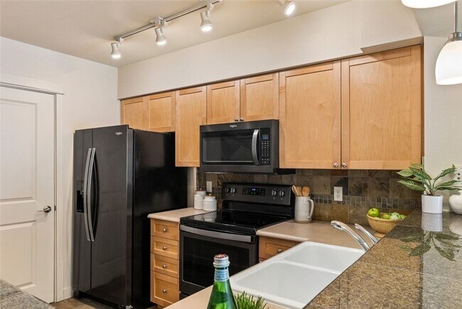 Foto del edificio - Beautiful Ballard Condo with Parking!