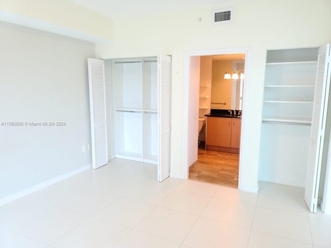 Building Photo - 300 S Biscayne Blvd