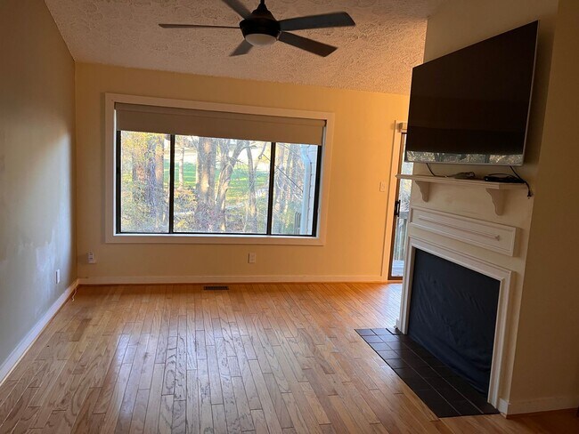Building Photo - 2Br/1.5 Bath Townhome