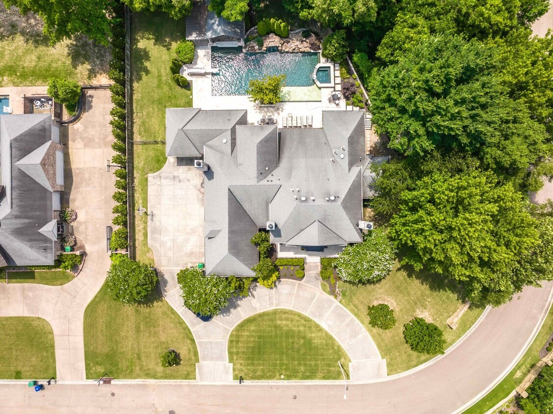 Primary Photo - 9039 N Hollybrook Ln